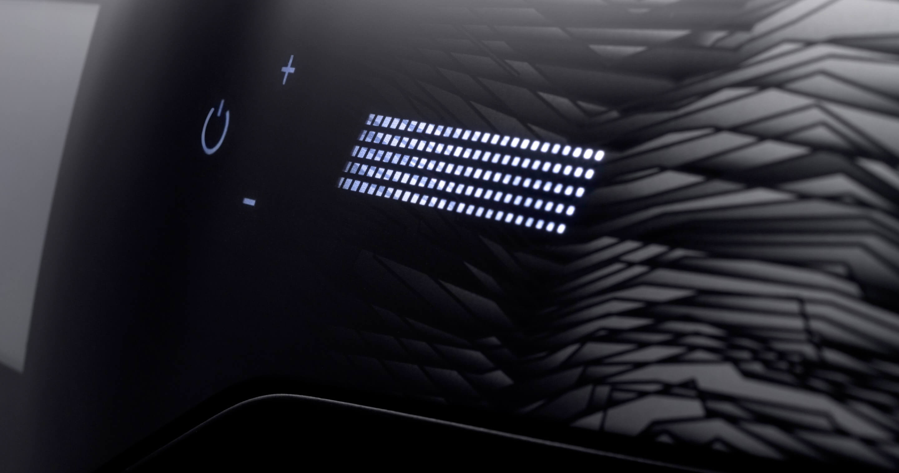 schwarze, glänzende Kunststoffoberfläche mit Touchfunktionen