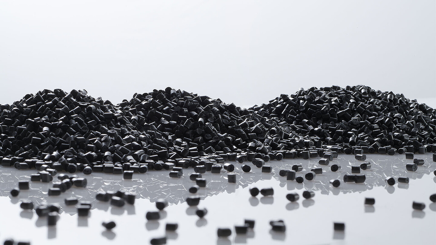 Recycling-Compound RECOPOUND in schwarz
