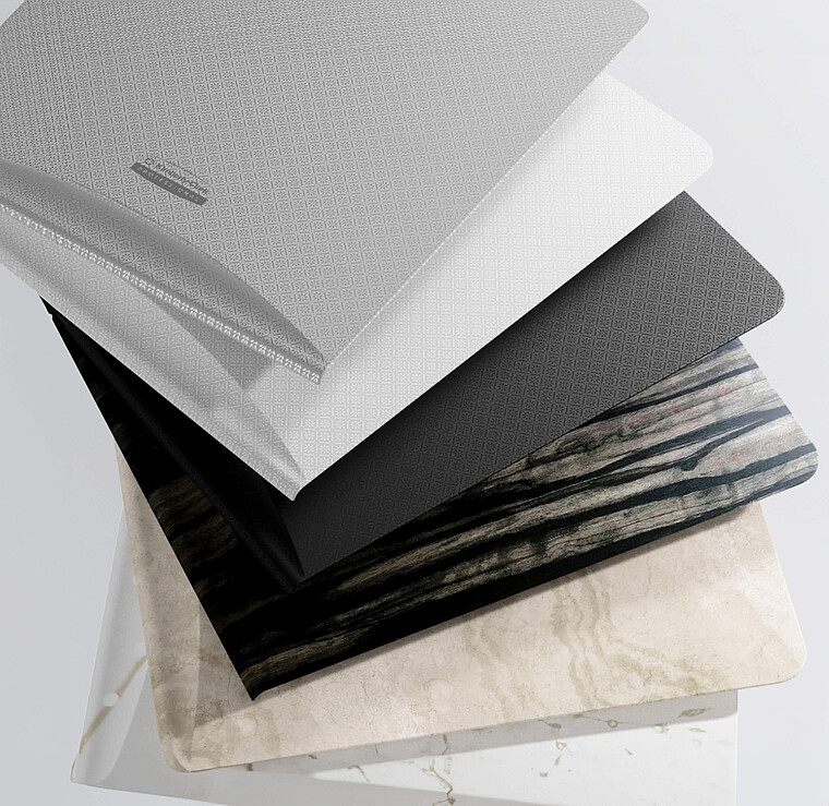 verschiedene Designmuster für Kunststoffoberflächen für Haushaltsgeräte in grau, weiß, schwarz und sandfarben mit unterschiedlichen Mustern