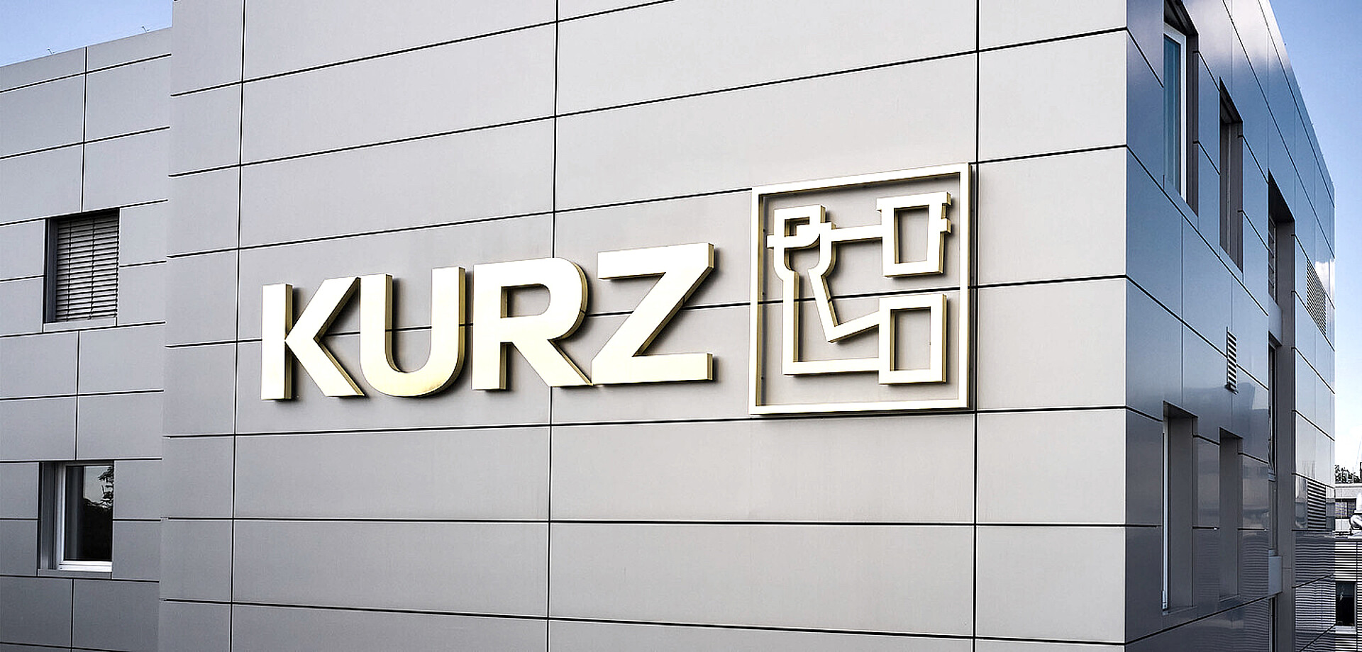 Teaserbild zum Bereich Über KURZ mit großem Firmenlogo