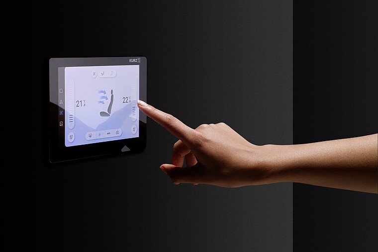Hand berührt HMI Display auf schwarzem Hintergrund