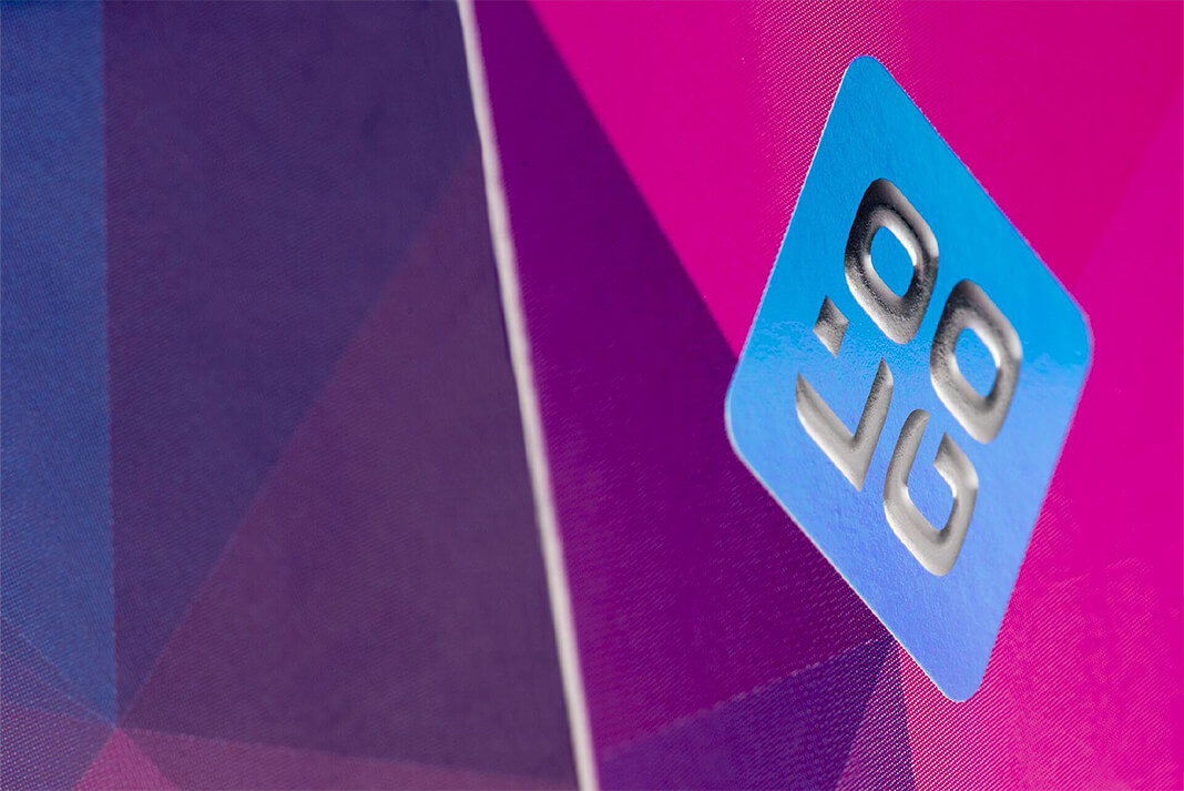 Beispiel Hologrammfolie 3D Effekt hellblaues Viereck mit Ziffern auf rosa Hintergrund