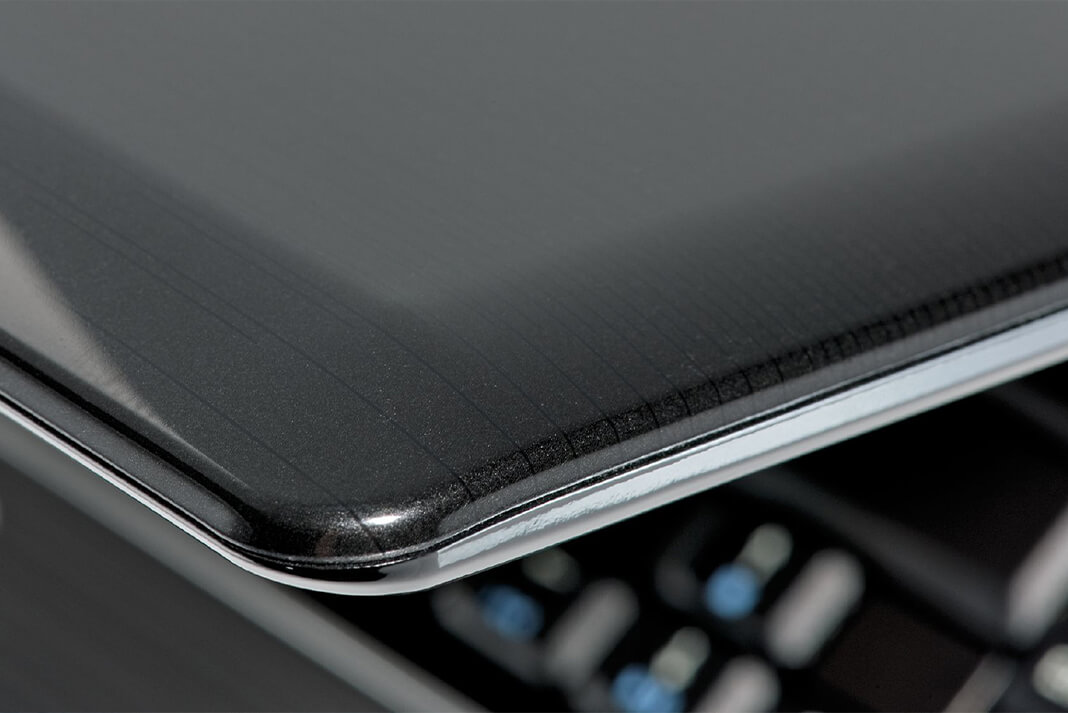 Laptop Detailbild Ecke grau Oberfläche IMD Verfahren
