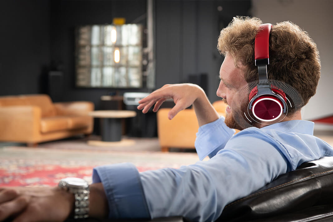 Rückenansicht Mann mit Kophörer in Lounge