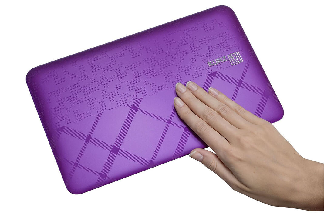 Hand berührt Kunststoffoberfläche lila viereckig mit Haptik-Effekten