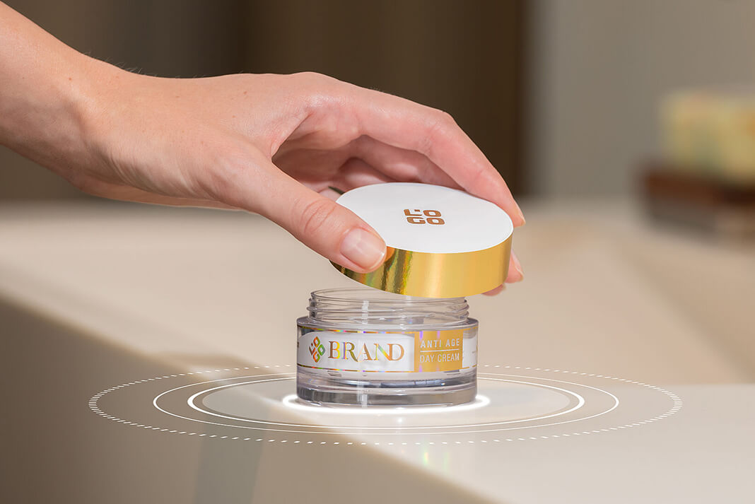 Hand, die Deckel von Cremedose anhebt