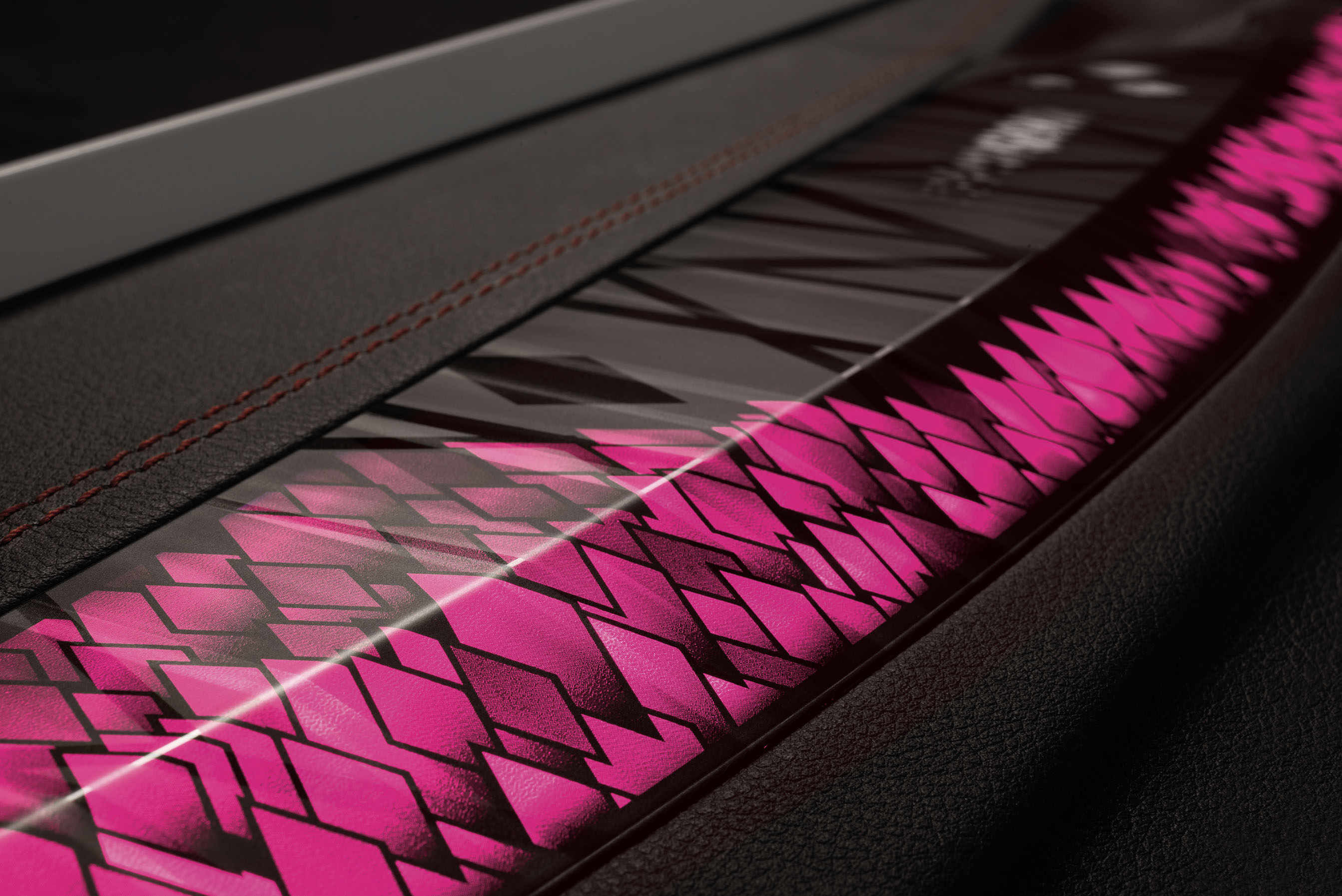 Automotive Türdetail rosa Kunststoffbauteil mit Dekoration im IMR IMD Verfahren