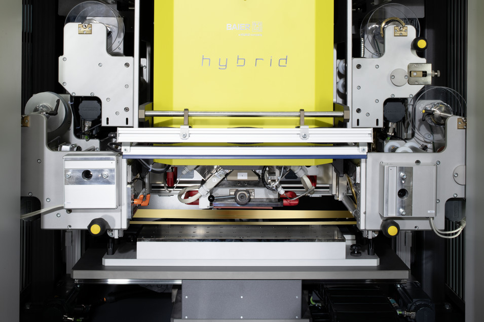 Baier Hybridmaschine Frontansicht zur Indivdualisierung von Serien im IMD Verfahren